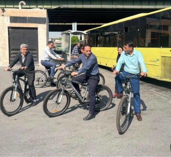 معاون شهردار برای بازدید میدانی با دوچرخه به محله ها رفت