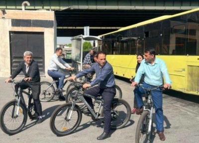 معاون شهردار برای بازدید میدانی با دوچرخه به محله ها رفت